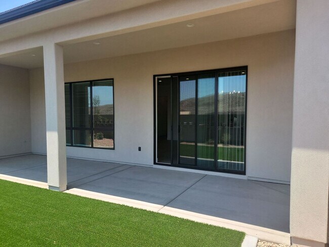 Building Photo - Bright and Spacious NEW 3 Bedroom Home!