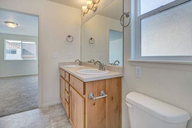 Building Photo - 935 Mount Shavano Ave