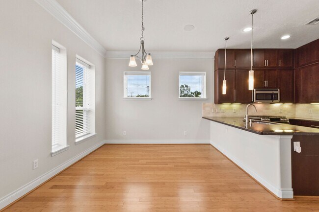 Building Photo - Luxury & Location: Spacious Home Minutes f...