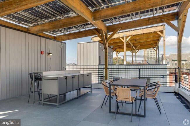 Building Photo - 2009 N Howard St