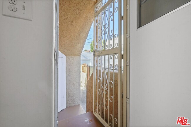 Building Photo - 1143 S Rimpau Blvd