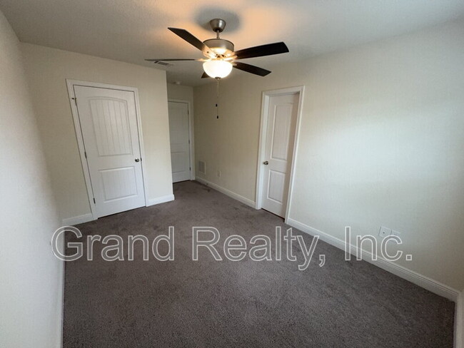 Building Photo - 4425 Village Oak Ln