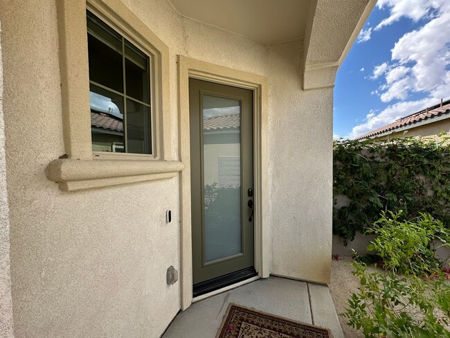 Building Photo - Short term Furnished home in the desirable...