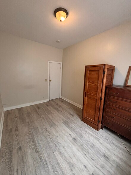 Building Photo - 32 Shute St