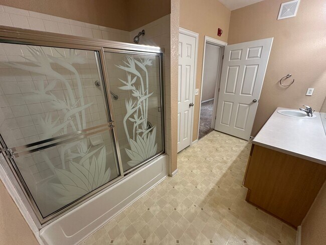 Building Photo - Move in ready 2-bedroom Condo- Community P...