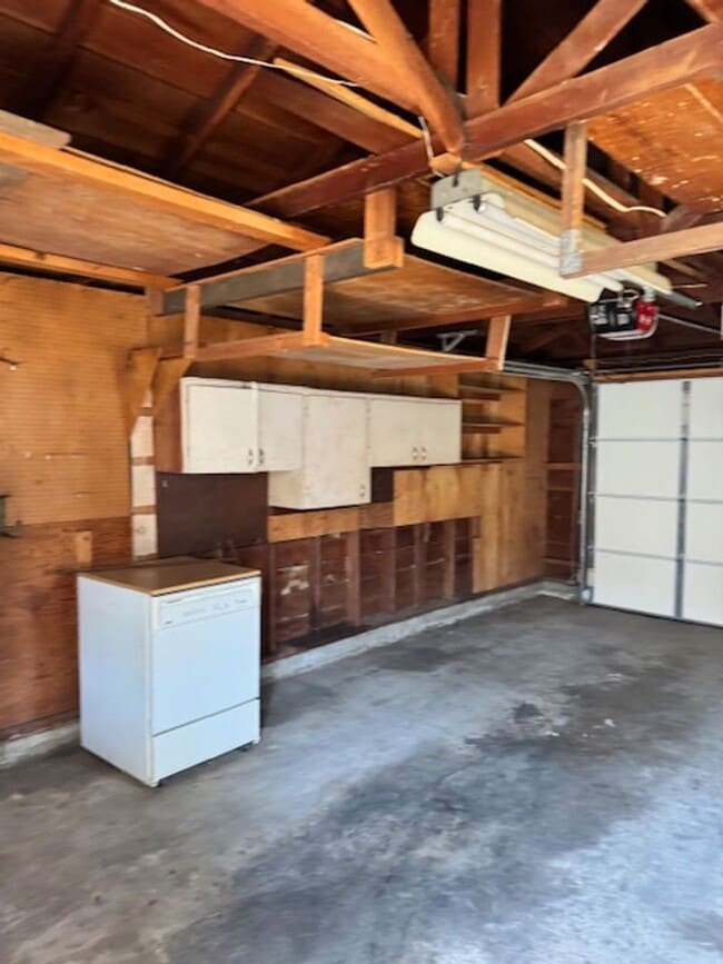 Building Photo - SINGLE LEVEL, 3 BEDROOM HOME WITH DETACHED...