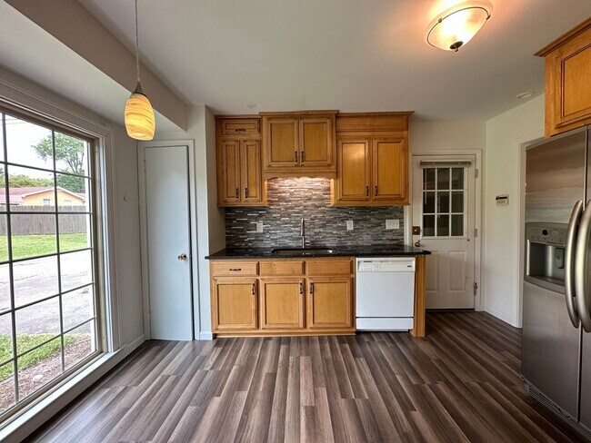 Building Photo - Beautiful Pet Friendly 3 bedroom home for ...