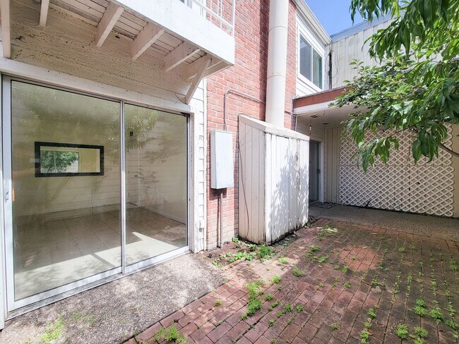 Building Photo - Stylish Townhouse in Prime Location – Walk to Whole Foods, Shops & Dining!