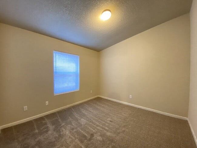 Building Photo - Spacious- 2 Living Rm/3BR/2Bath in Cabezon