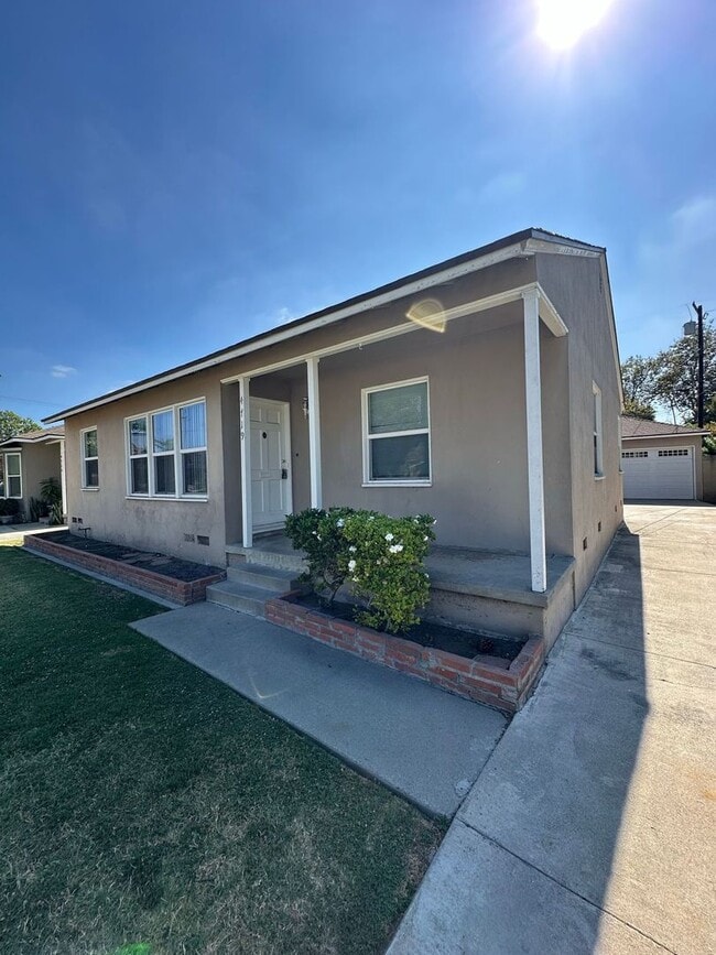 Building Photo - Long Beach 3 Bedroom 1.5 Bath House - 2 Ca...
