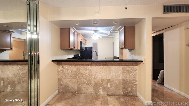 Building Photo - 17 Royal Palm Way