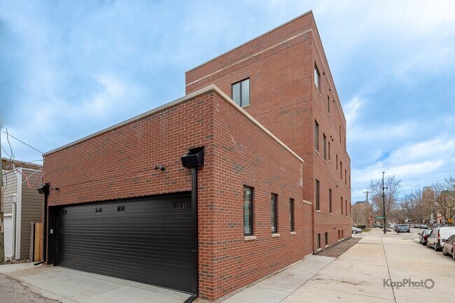 Building Photo - 901 W Cullerton St