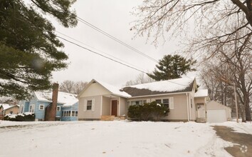 Building Photo - Spacious ranch style home in amazing Lower...