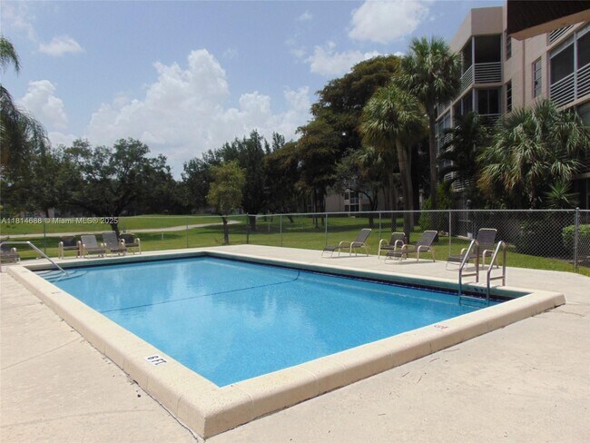 Building Photo - 1931 Sabal Palm Dr