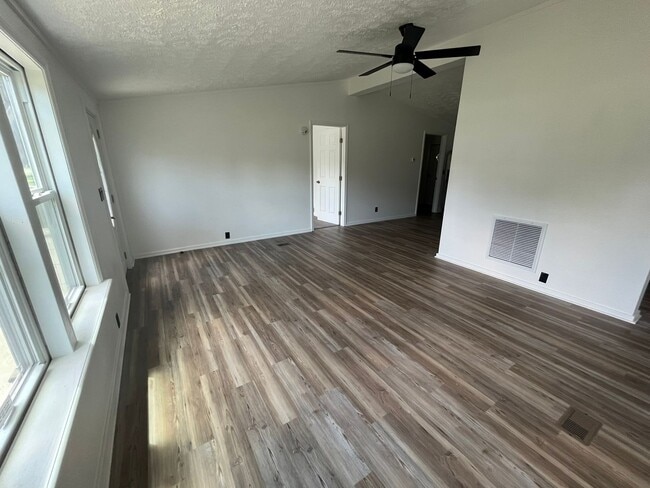 Building Photo - 3/2/1 on over 1/2 Acre