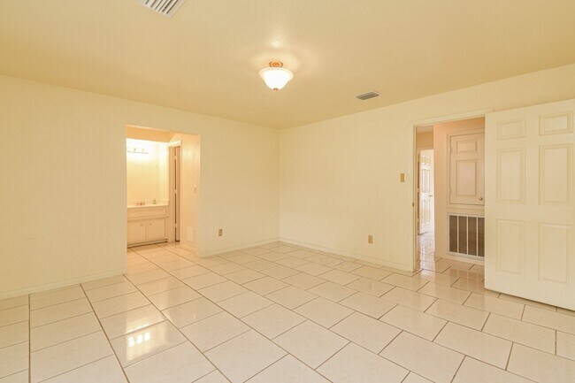 Building Photo - 3803 Lochmire Ln
