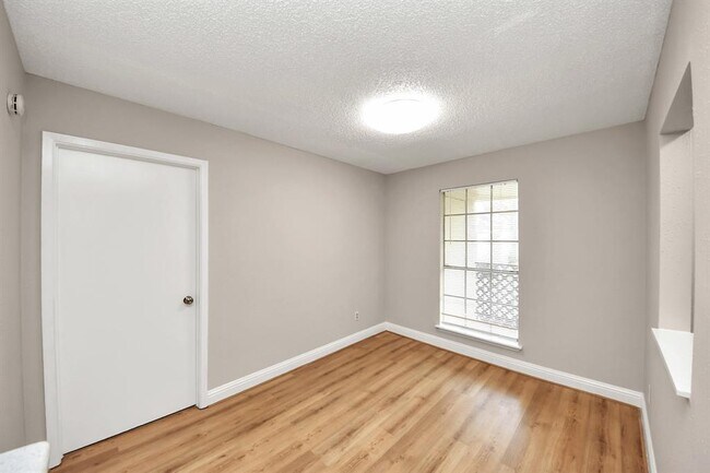 Building Photo - 2800 Jeanetta St