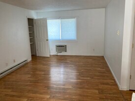 Building Photo - 1230 Hilltop Cir