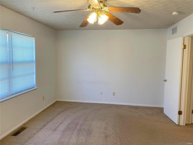 Building Photo - 601 White Oak Dr