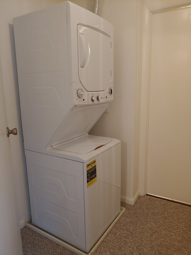 Building Photo - 5820 Oakwood Dr