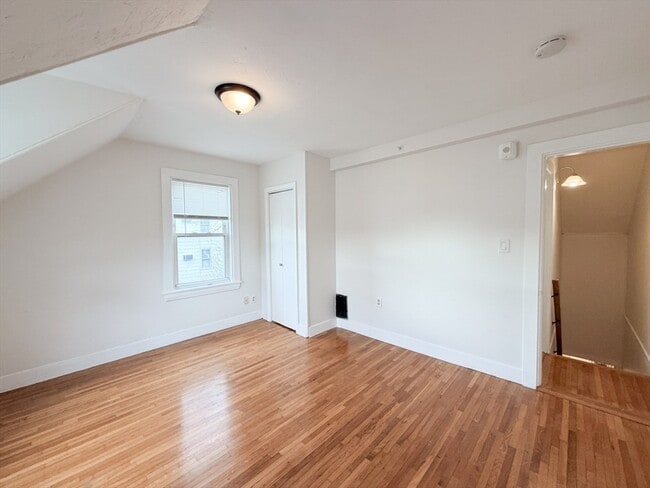 Building Photo - 102 Dysart St