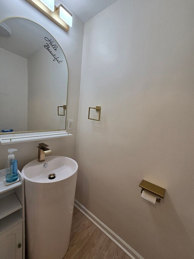 Building Photo - 454 Colonial Dr