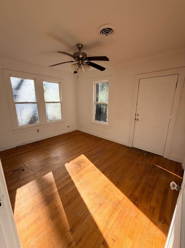 Building Photo - Beautiful 2 Bedroom Home - Just Updated and Central Air and Heat!