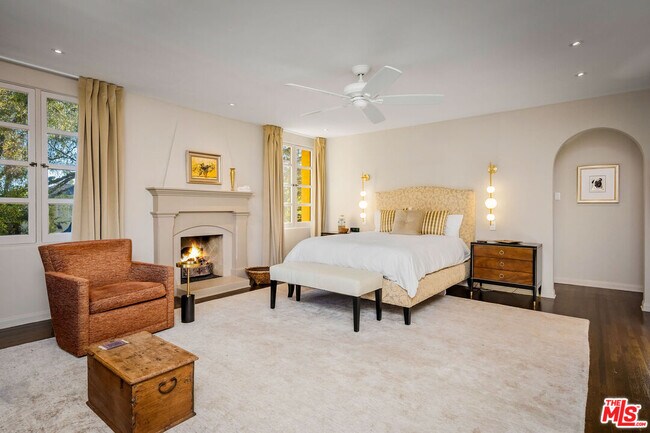 Building Photo - 500 N Las Palmas Ave