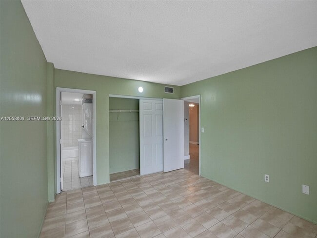 Building Photo - 4166 Inverrary Dr