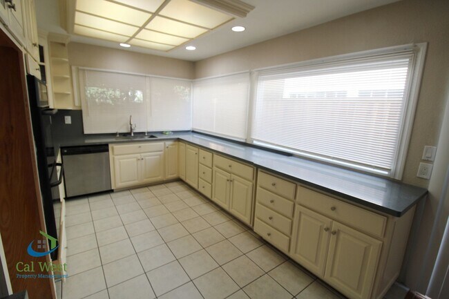 Building Photo - $4095 - 4 Bed/2 Bath 1933 sqft single stor...