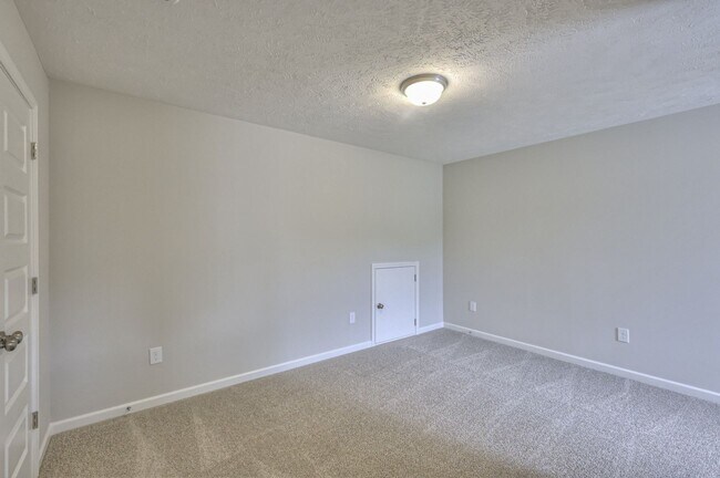 Building Photo - 1/2 OFF First Month!!...Beautiful 3 Bedroom Townhome in Manchester!
