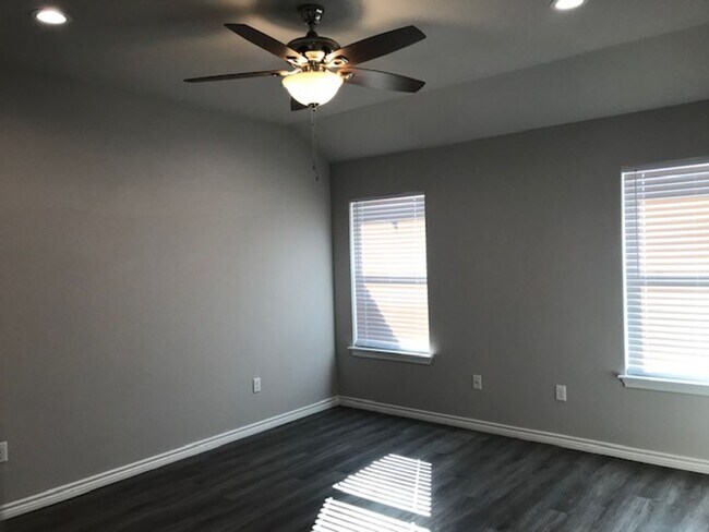 Building Photo - 6047 Jennings Dr