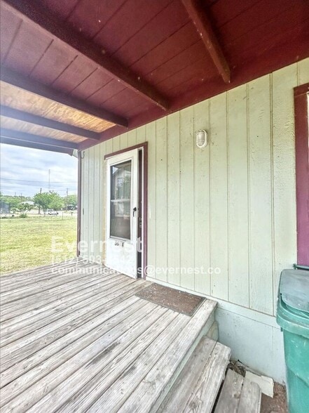 Building Photo - 801 W Navarro St