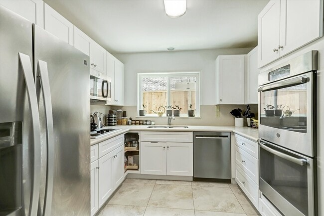 Building Photo - 2136 Pelham Dr
