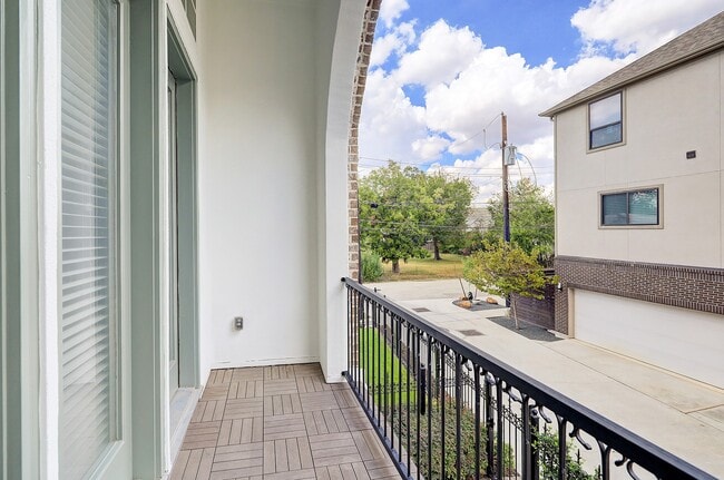 Building Photo - 1110 Thompson St