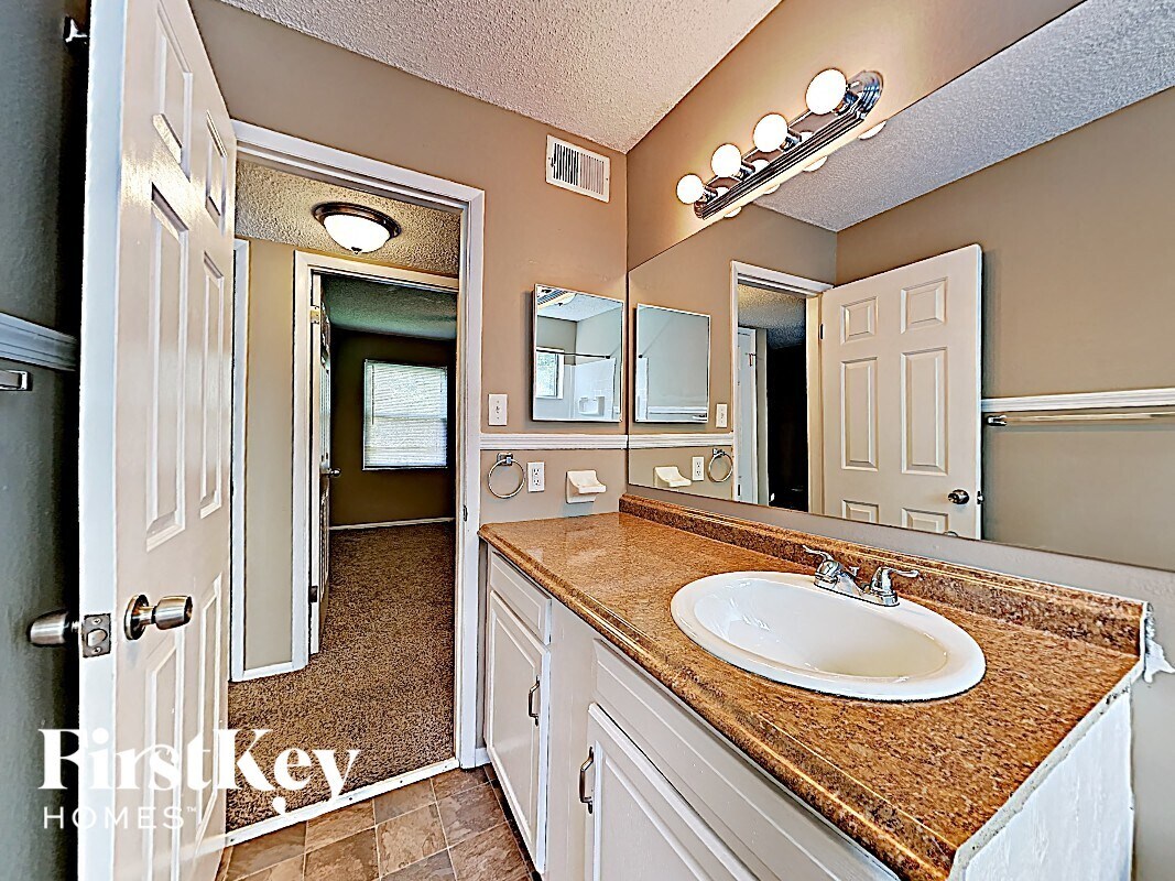 Building Photo - 6832 Chilham Dr