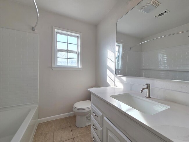 Building Photo - 411 W 4th St