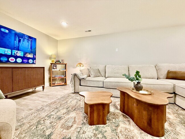 Building Photo - New 5BR Retreat With Hot Tub 2 Living Areas WC, OH