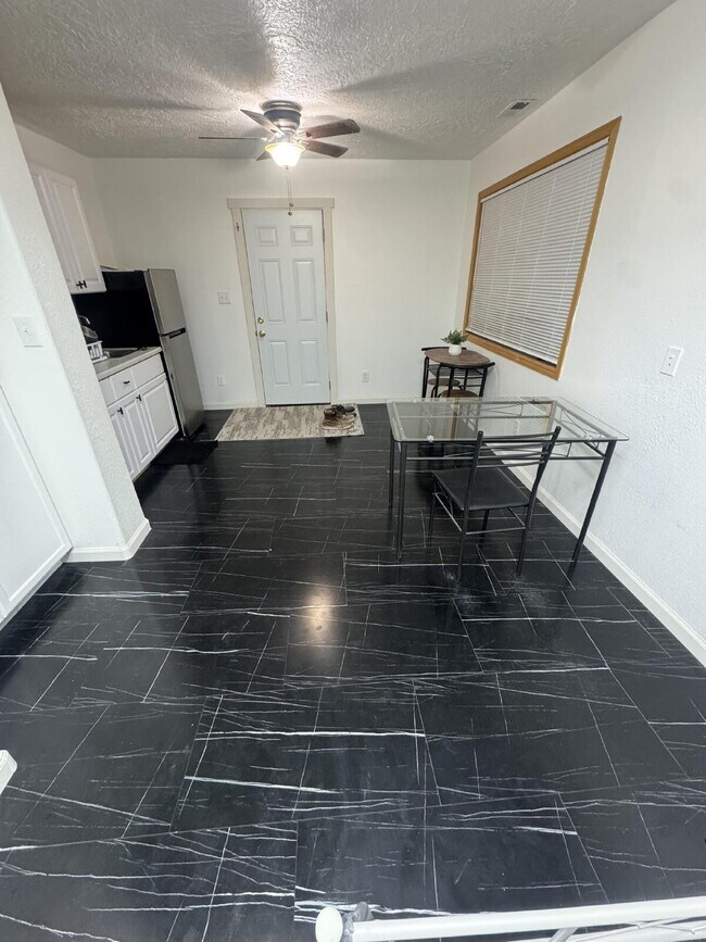 Primary Photo - 521 Hoyt St