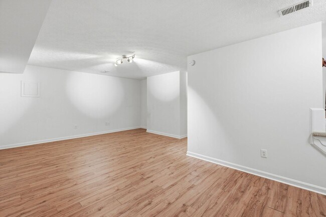 Building Photo - 541 Colecroft Ct