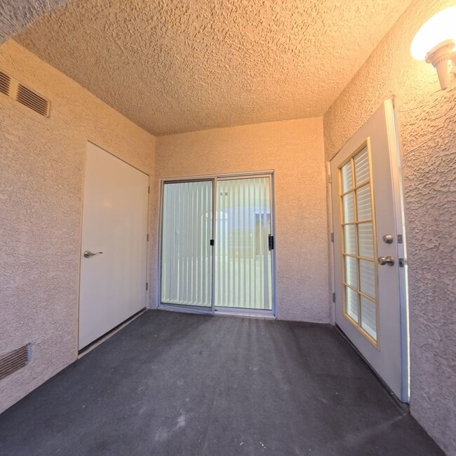 Building Photo - Beautifully Renovated 2nd-Floor Condo in Prime Location