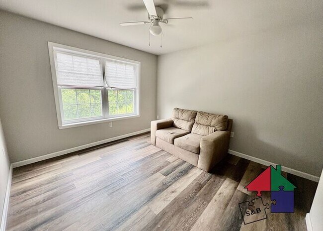 Building Photo - Room to Relax: 3BR/2.5BA Townhome in Milton