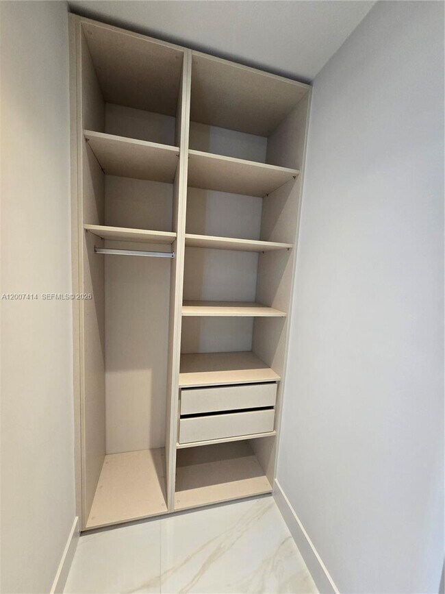 Building Photo - 700 NE 24th St