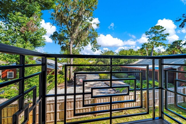 Building Photo - 37 SE 15th Terrace