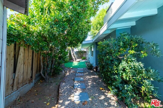 Building Photo - 5652 Fallbrook Ave