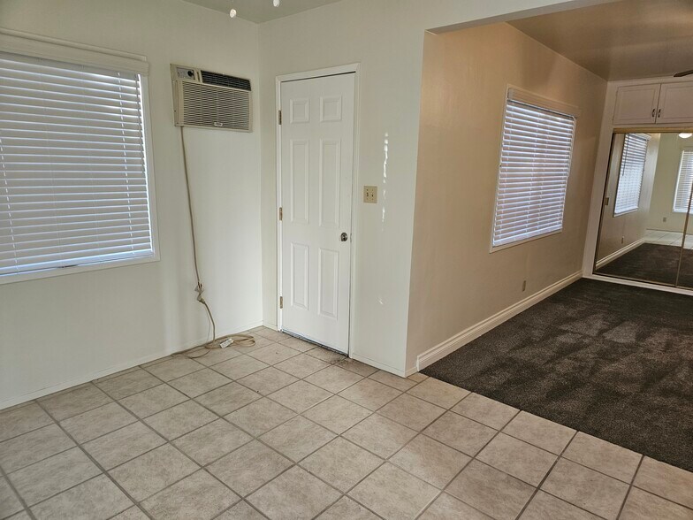 Building Photo - 9966 Glencrest Cir