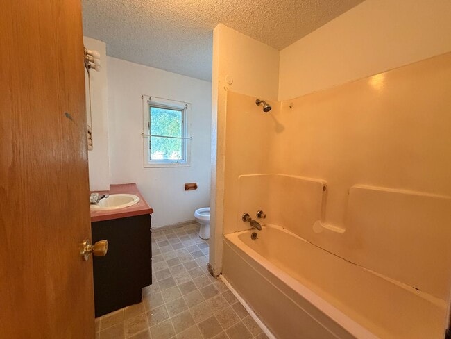 Building Photo - *LEASE SPECIAL* 3 Bedroom House $795