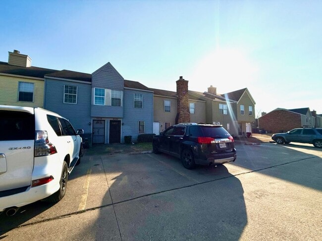 Building Photo - Spacious 2 story townhouse with fenced yard!