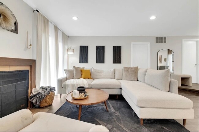 Building Photo - 379 Sandhurst Cir