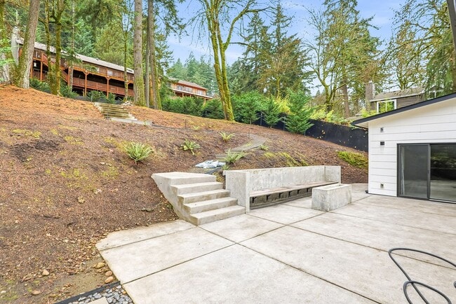 Building Photo - Stunning 4 Bedroom/2 Bathroom West Linn Retreat with Designer Firepit & Gorgeous Views!
